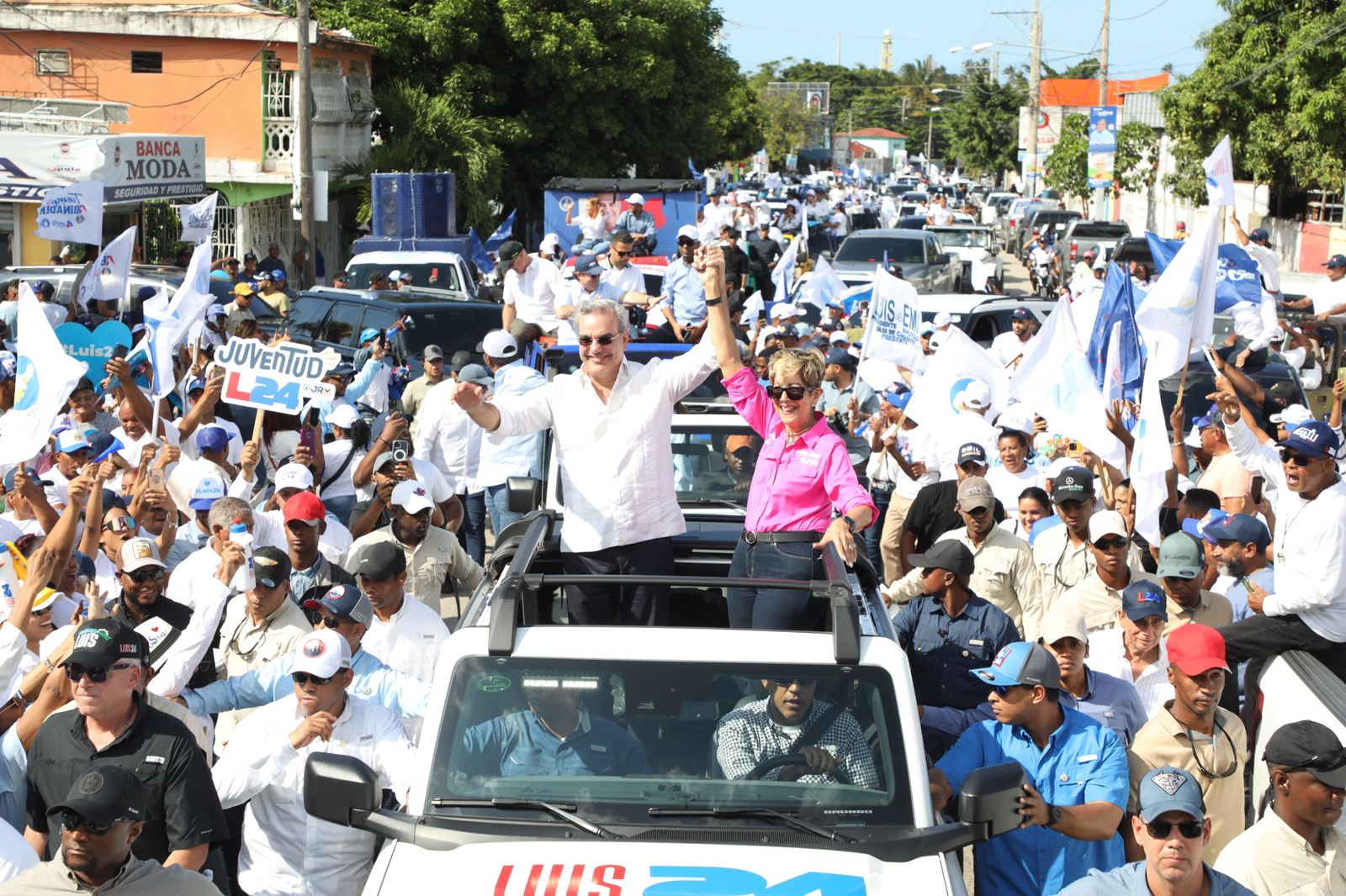 Abinader encabeza marcha caravana en Puerto Plata junto a perremeístas