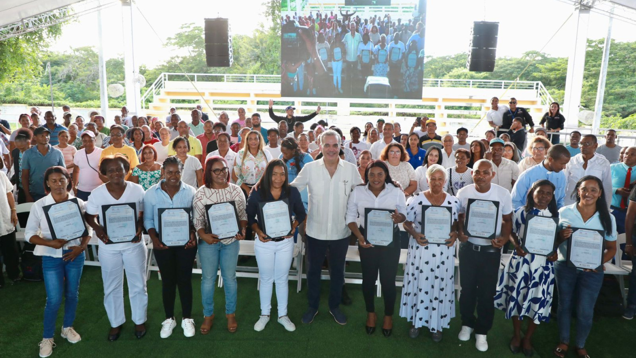 Abinader Entrega M S De T Tulo De Propiedad En San Pedro De Macor S