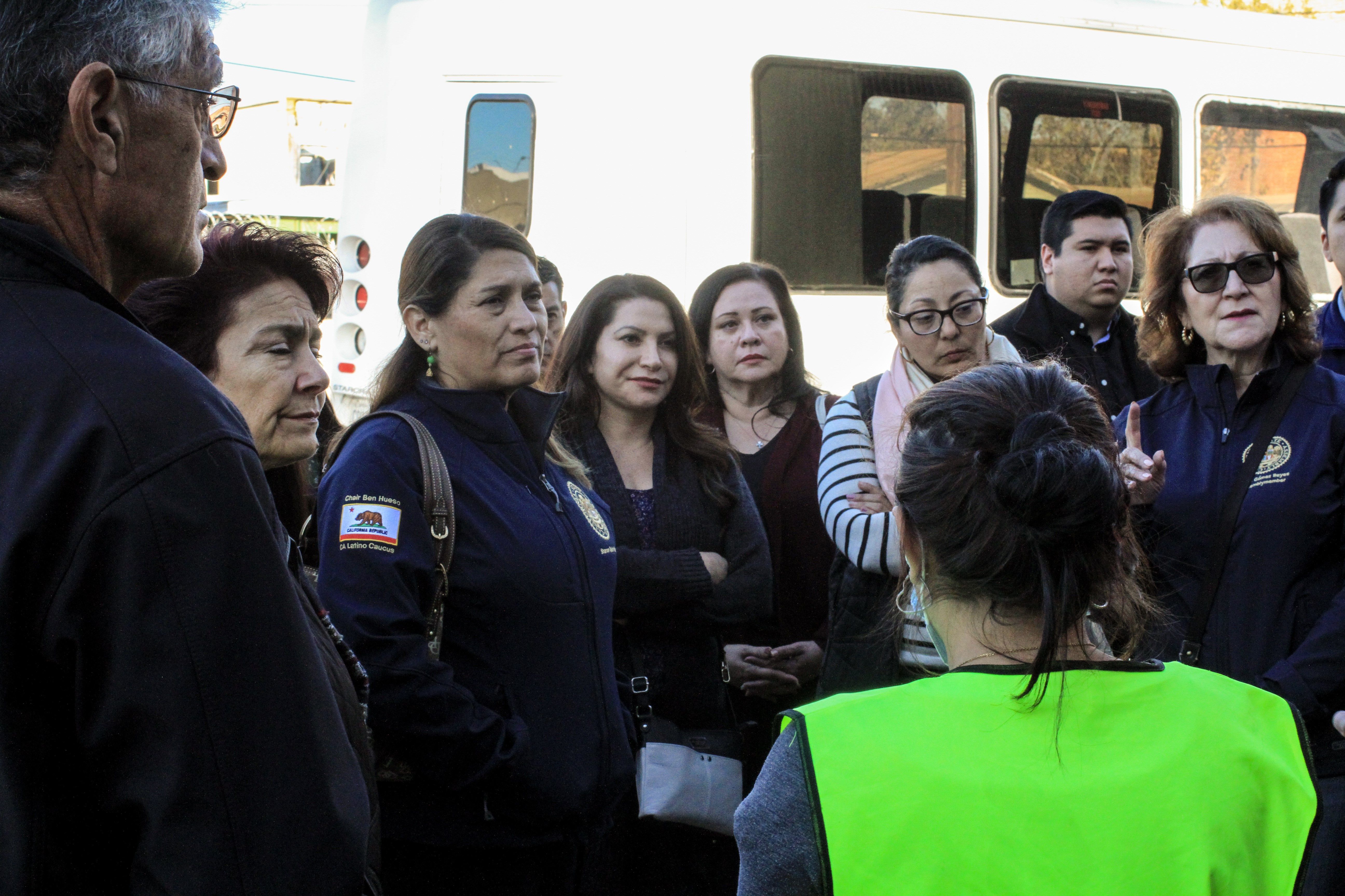 Senadores de California visitan a la caravana migrante en Tijuana