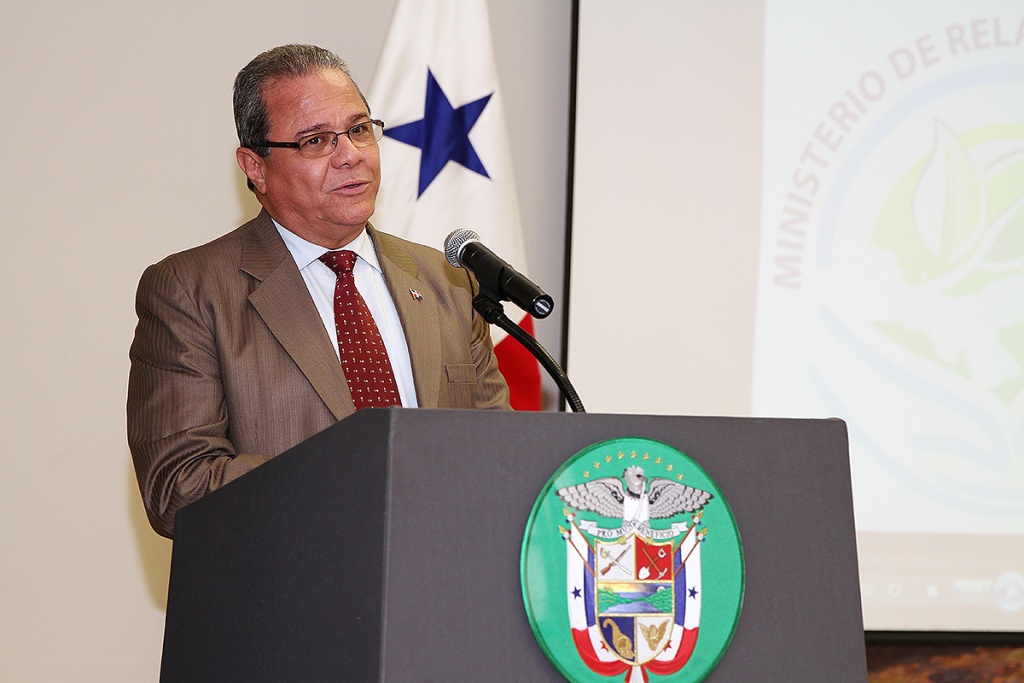 Embajador Octavio Líster Henríquez presenta su renuncia 