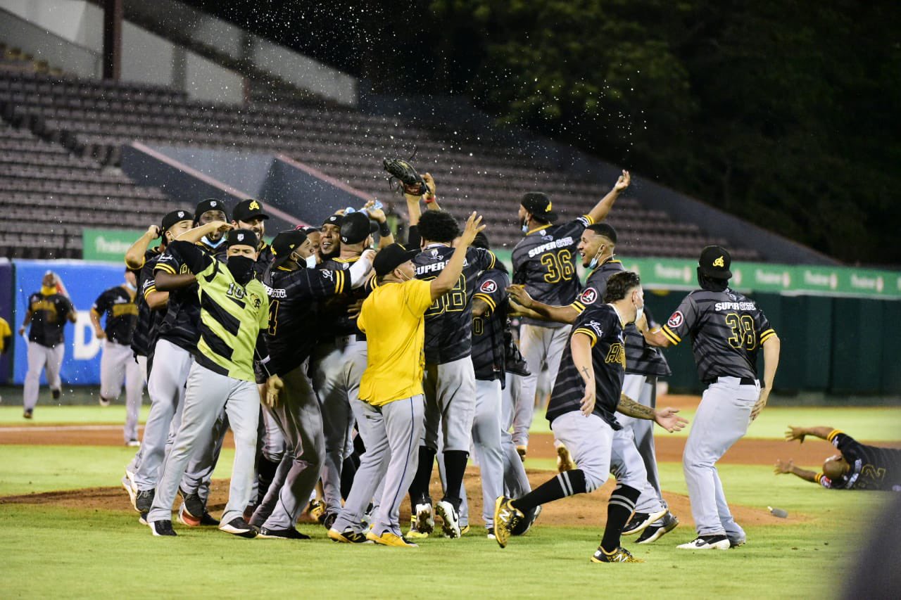 Las Águilas Cibaeñas conquistan su título 22 al remontar ante los